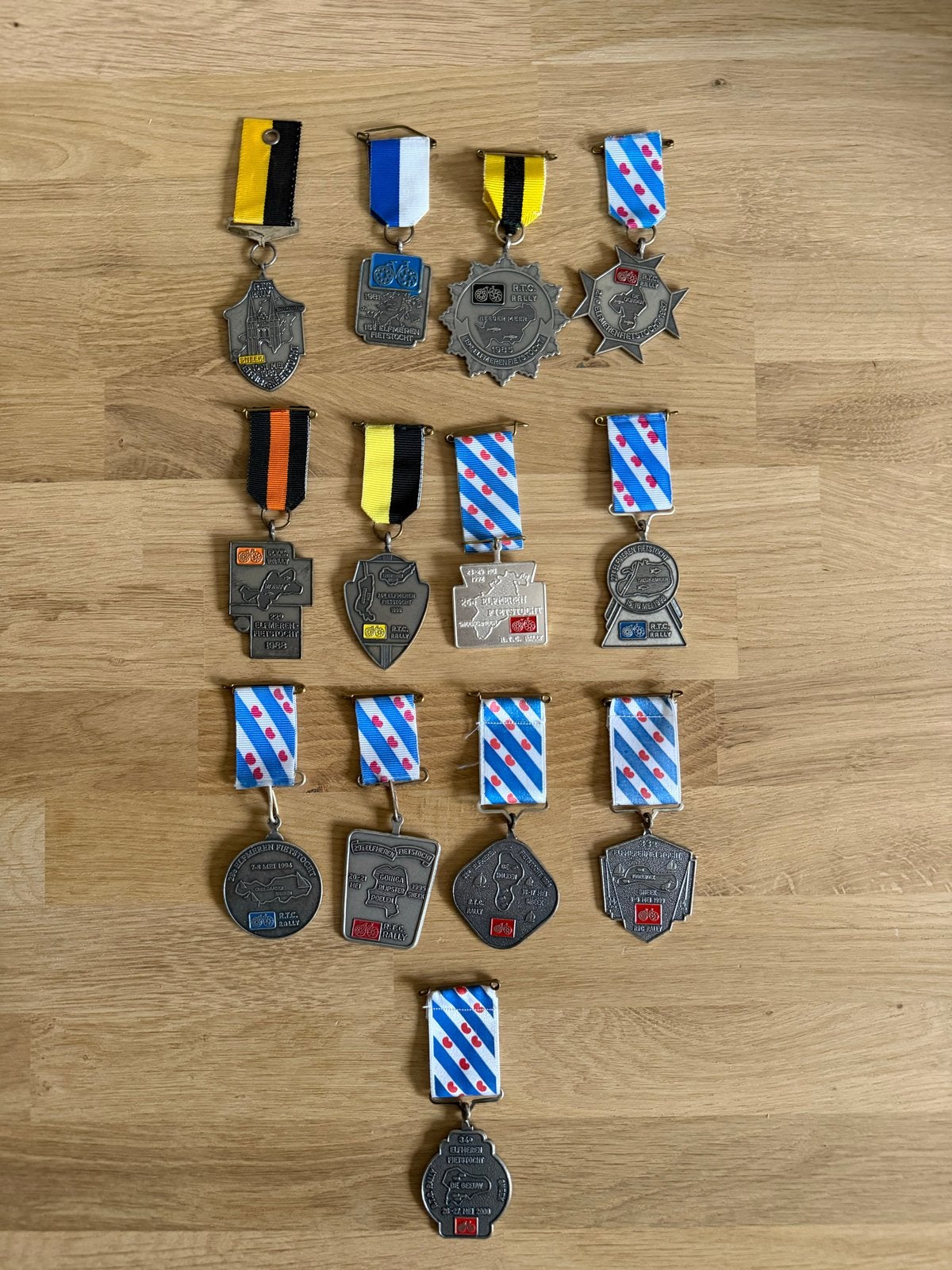 Elfmeren Fietstocht Medailles / Speldjes Collectie 13 stuks, Postzegels en Munten, Penningen en Medailles, Ophalen of Verzenden