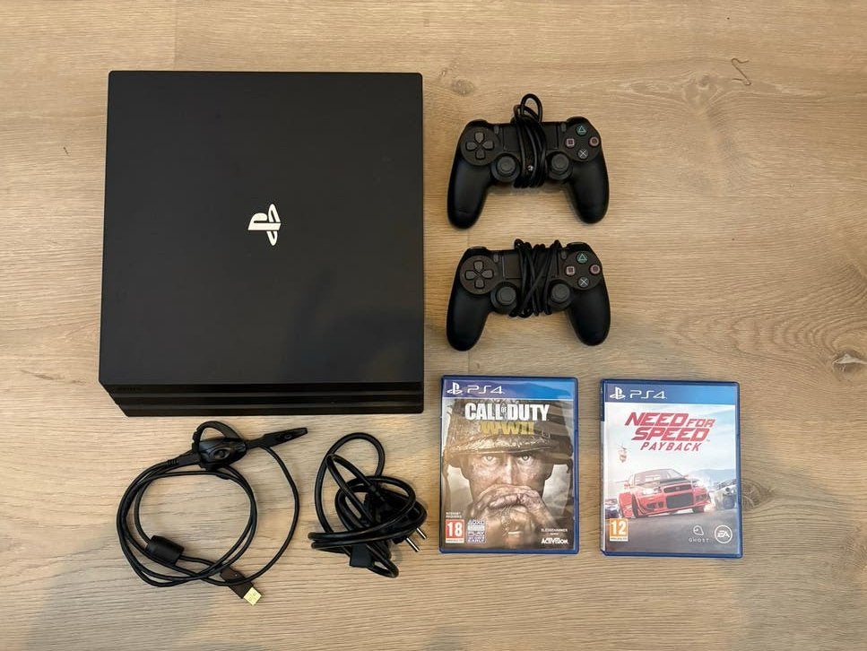 Playstation 4 Pro 1TB met 2 controllers en 2 games, Ophalen of Verzenden, Zo goed als nieuw, Zwart, Met games