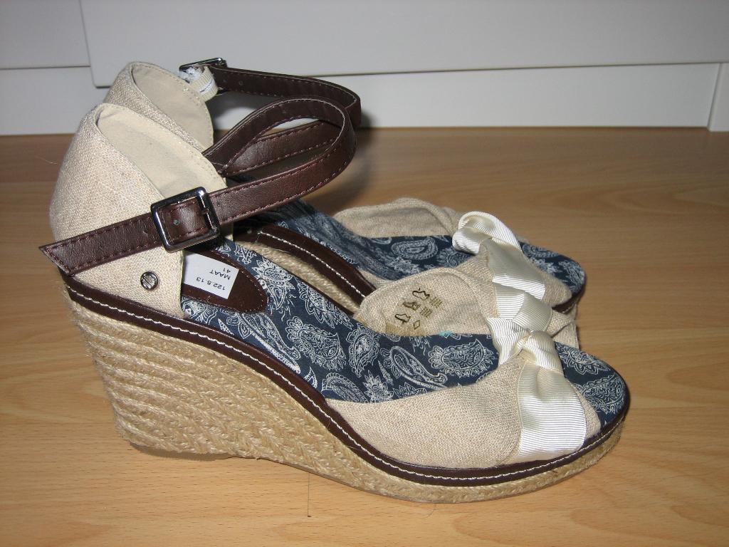 Nieuwe sleehakken hakken in maat 41 beige naturel linnenstof, Ophalen of Verzenden, Nieuw, Beige, Sandalen of Muiltjes