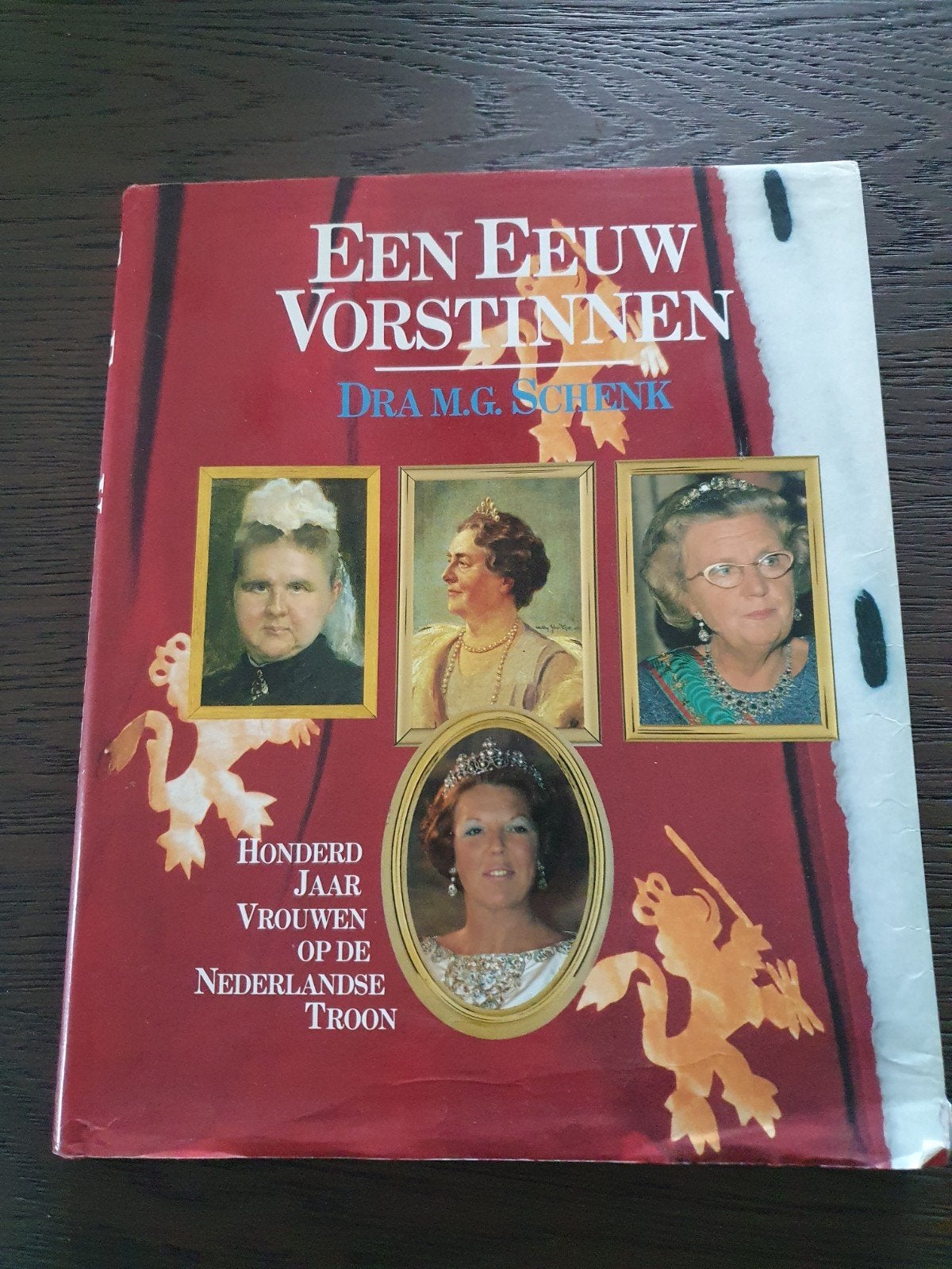 Een Eeuw Vorstinnen - Honderd Jaar Vrouwen op de Ned., Ophalen of Verzenden, Zo goed als nieuw, Nederland, Tijdschrift of Boek