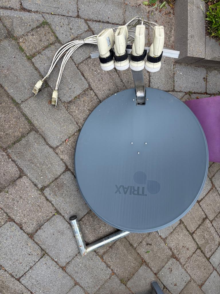 Triax schotelantenne met 4 LNB's en muurbeugel, Ophalen, Gebruikt, (Schotel)antenne, Overige merken