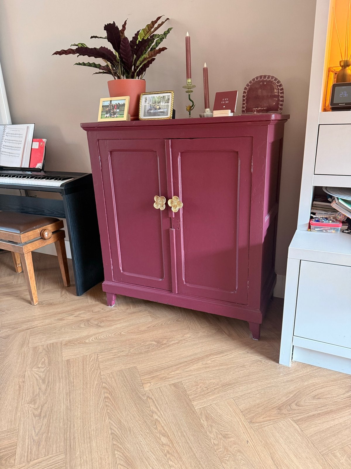 Sfeervolle kast met gouden knoppen (Sissy Boy), Ophalen