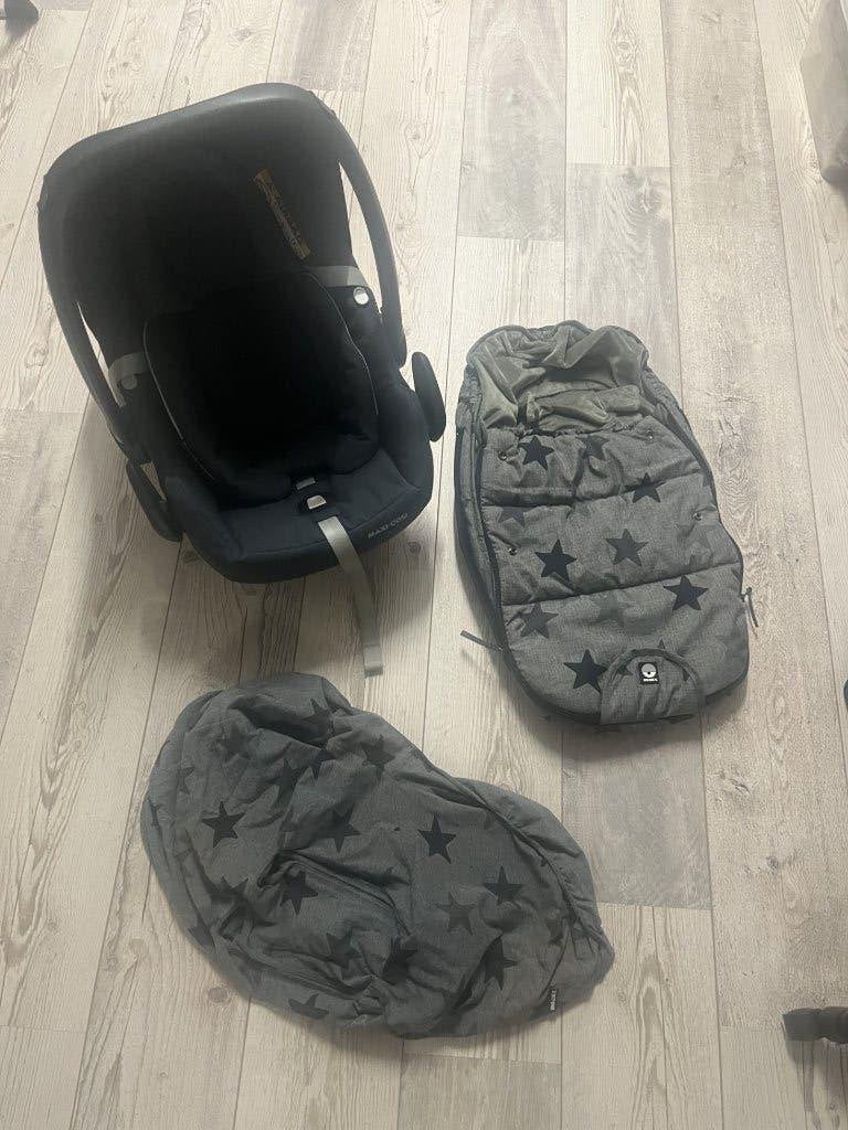 Maxicosi Rock inclusief Dooky voetenzak en hoes, Ophalen, Autogordel, Zo goed als nieuw, 0 t/m 13 kg