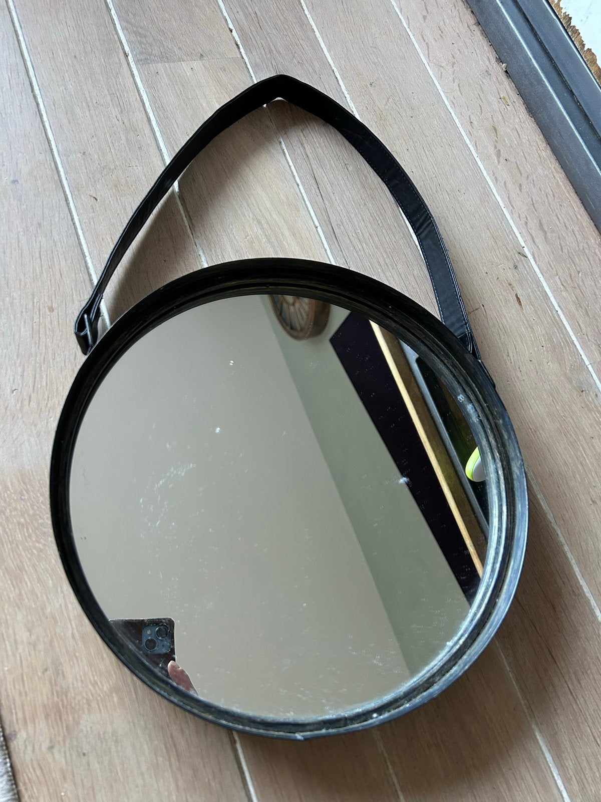 Ronde spiegel met leren band - Diameter 30 cm, Huis en Inrichting, Minder dan 50 cm, Gebruikt, Rond, Ophalen of Verzenden
