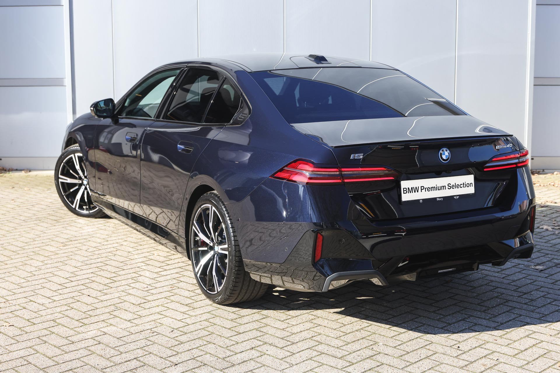 BMW i5 eDrive40 M Sport / Panoramadak / Adaptieve LED / Park, Auto's, BMW, 2095 kg, Achterwielaandrijving, Zwart, Met garantie (alle)