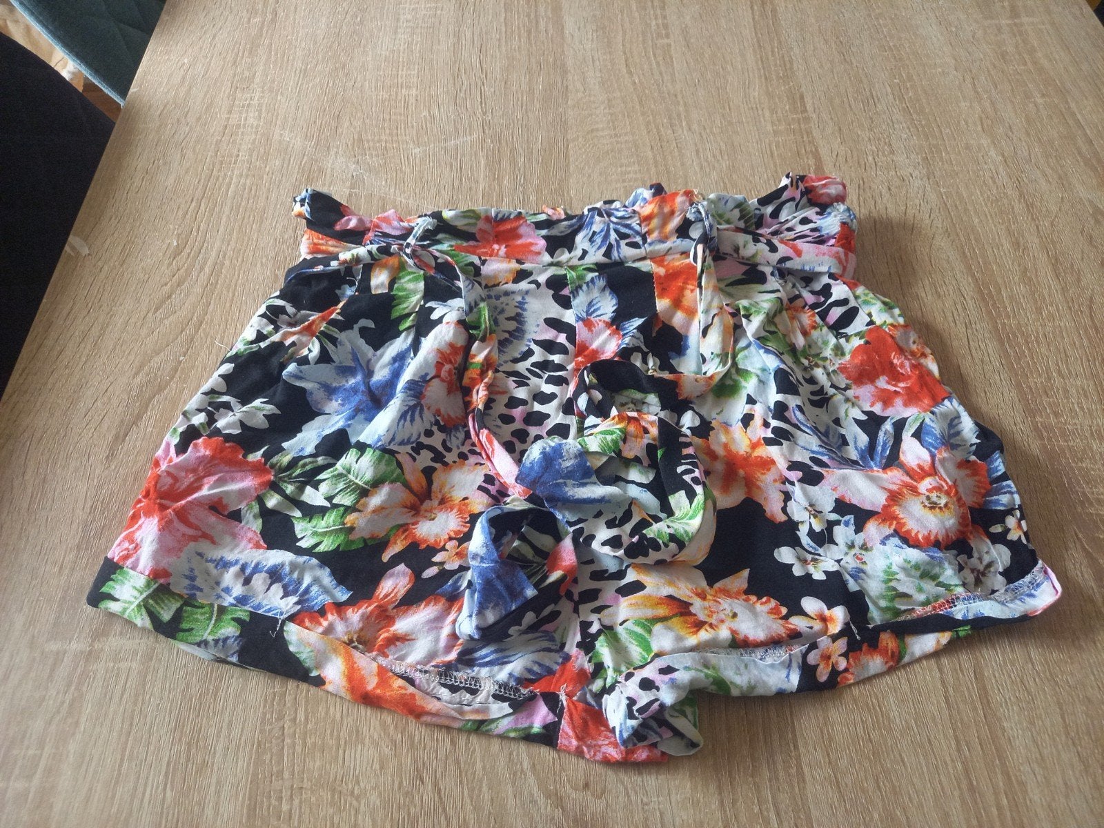 Kleurrijke zomerse korte broek met bloemenprint - Maat M, Maat 38/40 (M), Kort, Meerkleurig, Gedragen