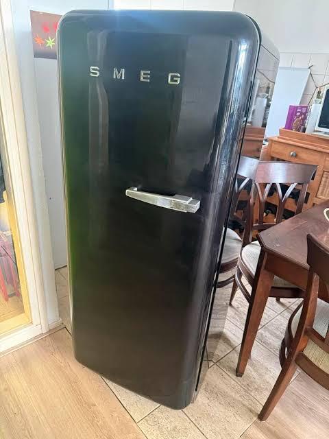 Zwarte SMEG koelkast, Witgoed en Apparatuur, Koelkasten en IJskasten, 200 liter of meer, Zo goed als nieuw, Met vriesvak, 160 cm of meer