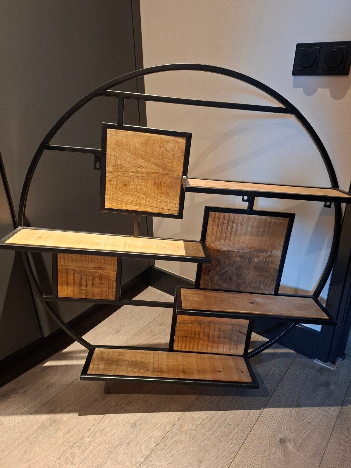 Ronde wandplank met metalen frame en houten planken, Ophalen, Hout, Meerkleurig, Zo goed als nieuw