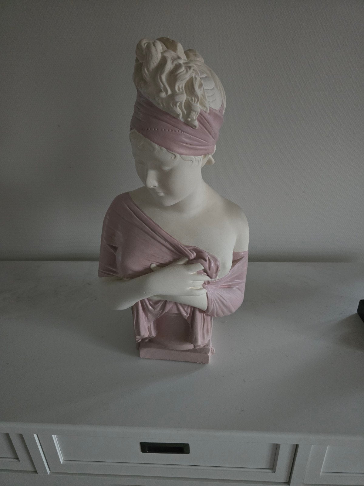Decoratieve buste van vrouw in roze draperie, Gips, Buste, Ophalen of Verzenden, Handgemaakt