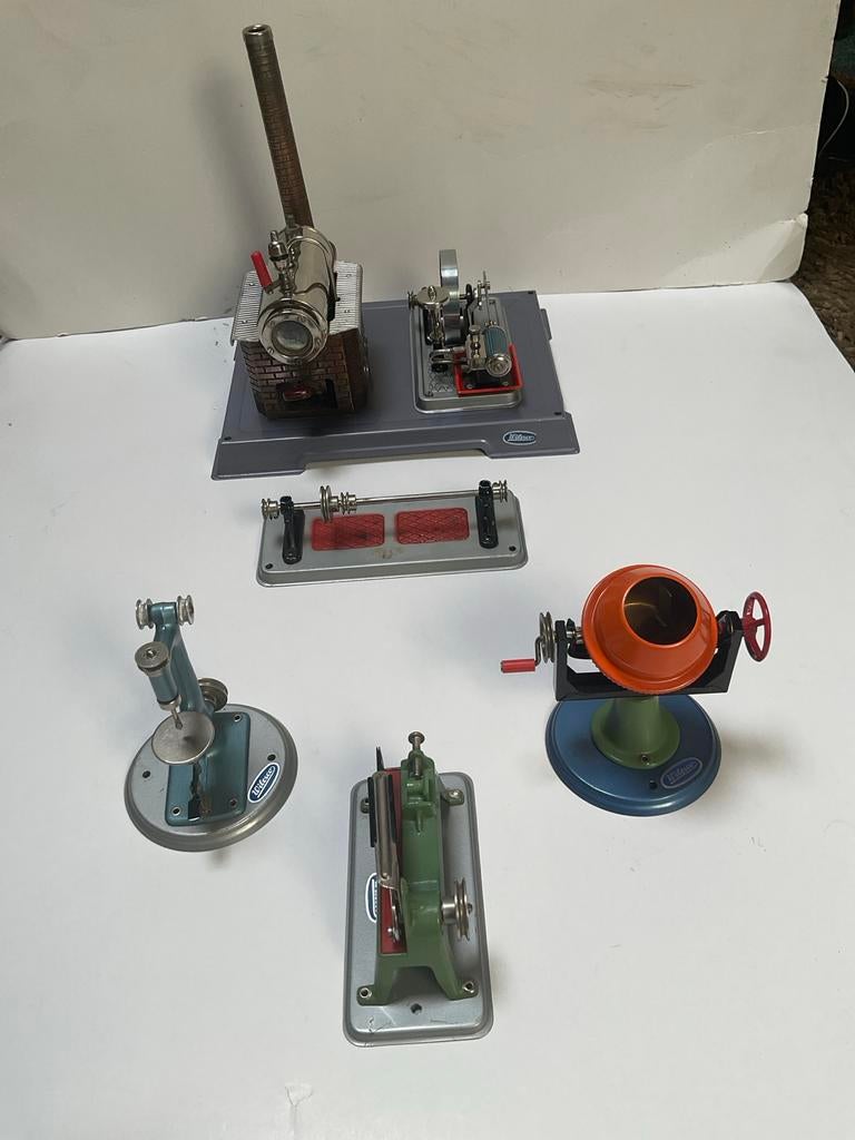 Wilesco stoommachine met verdeelstation en accessoires, Hobby en Vrije tijd, Modelbouw | Auto's en Voertuigen, Overige merken