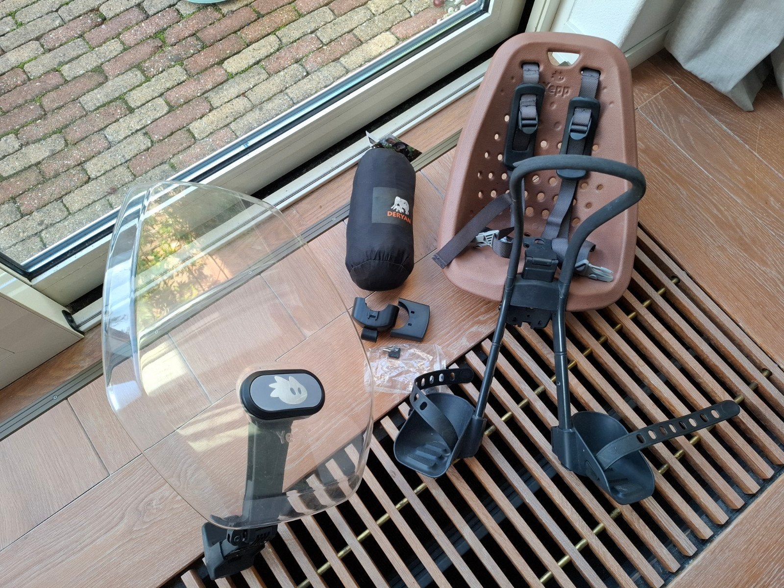 Thule Yepp voorzitje bruin met windscherm en regenponcho, Ophalen, Voetsteuntjes, Voorzitje, Zo goed als nieuw