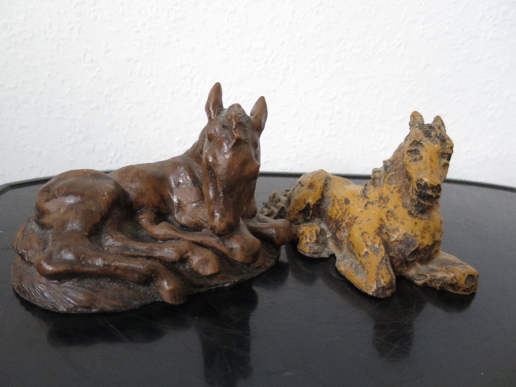 2 mooie beeldjes van veulens  12/8 cm uit masief kunststof, Ophalen of Verzenden