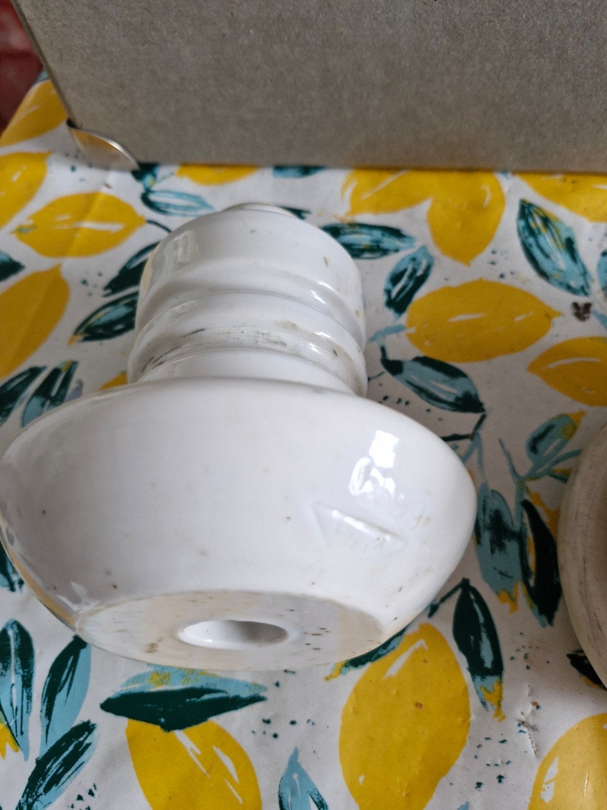 Keramische stroon isolatoren, Ophalen