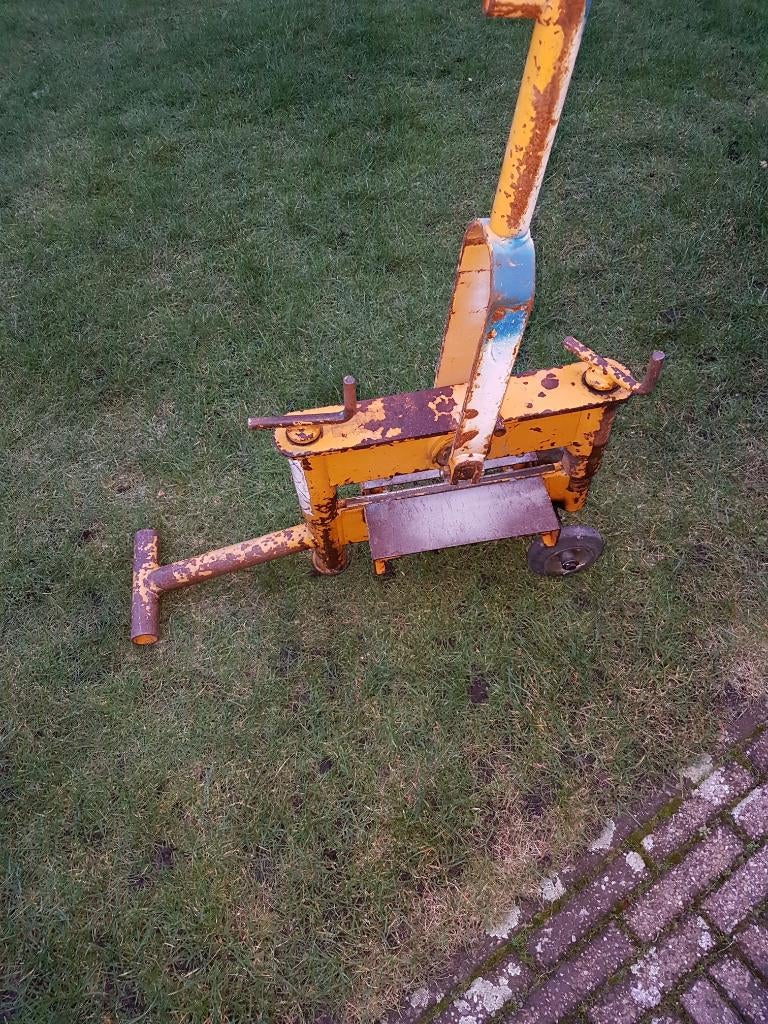 Steenknipper te huur, Ophalen of Verzenden