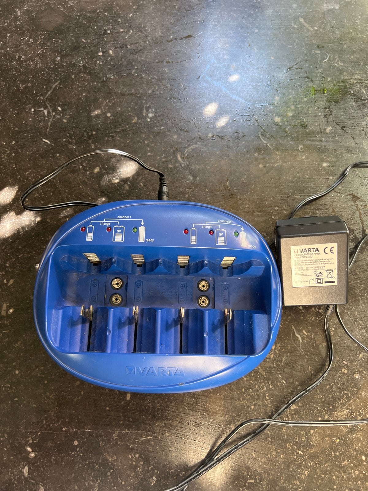 Varta Batterijlader voor AA, AAA en 9V batterijen, Ophalen of Verzenden, Gebruikt