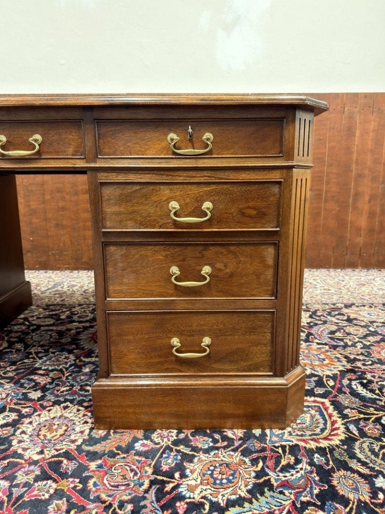 Foto 12 van Klassiek Engels Bureau met Bureaustoel