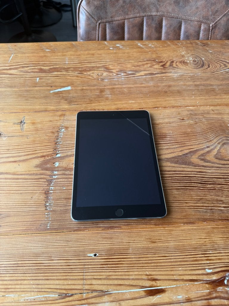 Apple iPad mini 3 16 GB wifi – werkt goed, barst scherm, Gebruikt, Apple iPad, 8 inch, Ophalen of Verzenden