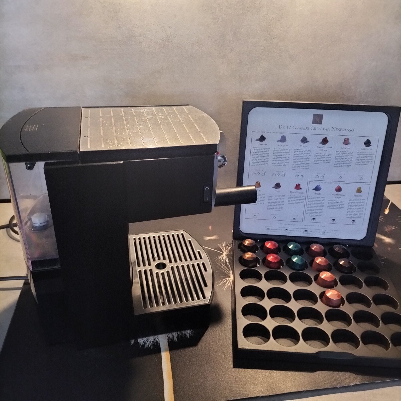 Nespresso koffiecup apparaat met capsulehouder, Witgoed en Apparatuur, Koffiezetapparaten, Gebruikt, Koffiepads en cups, Espresso apparaat