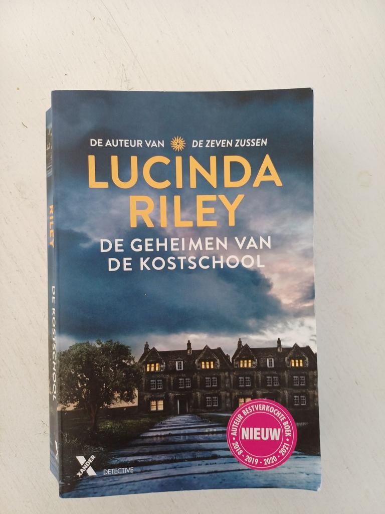 Lucinda Riley - De Geheimen van de Kostschool, Ophalen of Verzenden, Gelezen, Lucinda Riley, Europa overig