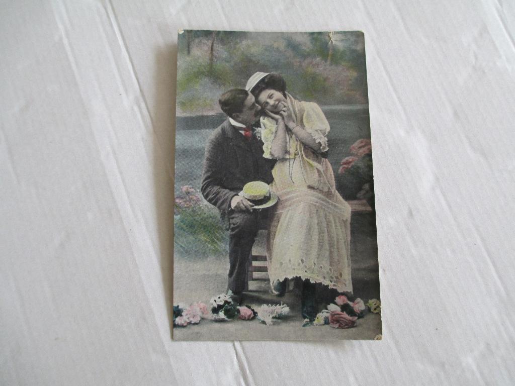 oude ansichtkaart stel op bankje, Ophalen of Verzenden, Voor 1920, Gelopen