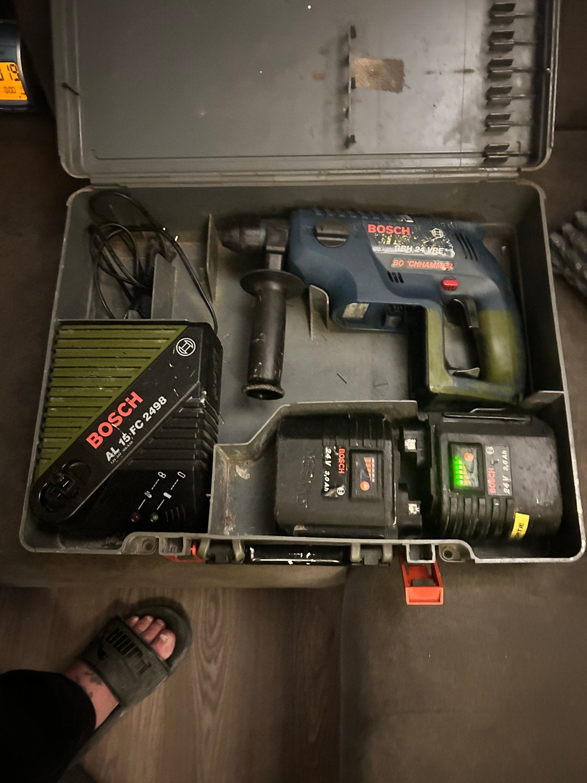 Bosch GBH 24VRE Boschhammer met lader en 2 accu's, Boor- en/of Breekhamer, Ophalen of Verzenden, Klopboormechanisme, Gebruikt