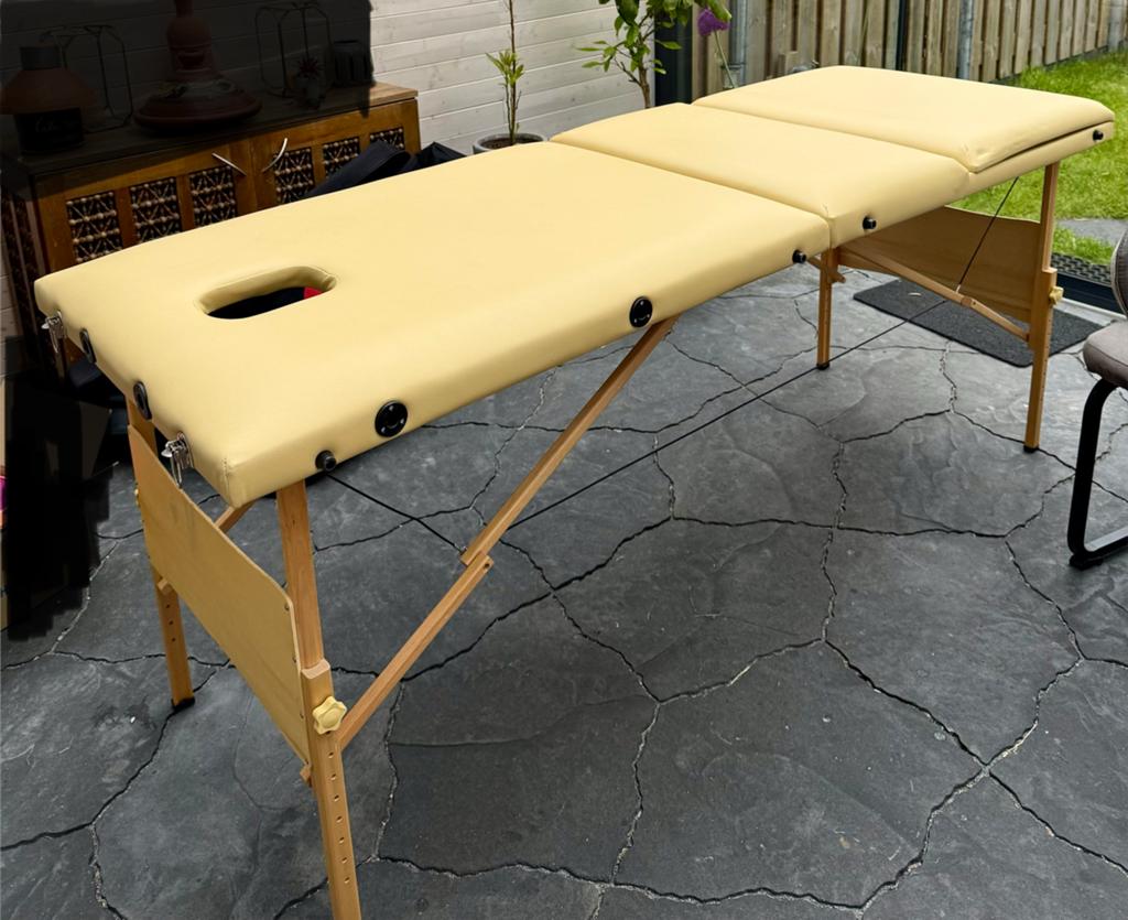 Massagetafel inklapbaar botergeel hout, Ophalen, Zo goed als nieuw, Massagetafel