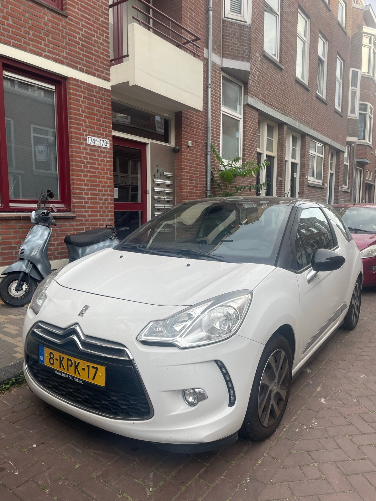 Citroën DS3 1.2 VTI 2013 Wit, Auto's, Citroën, Voorwielaandrijving, Stof, 40 €/maand, Zwart