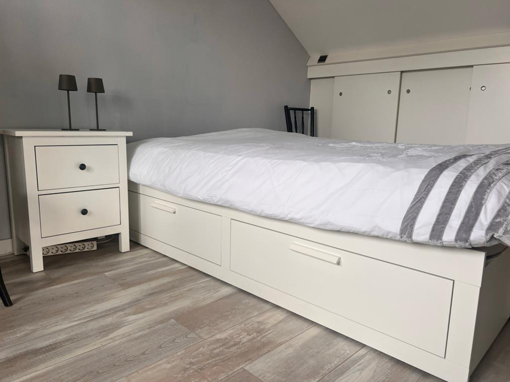 IKEA Brimnes bedbank met uitschuiflades wit en nachtkastje, Huis en Inrichting, Slaapkamer | Bedden, Ophalen, Gebruikt, 90 cm