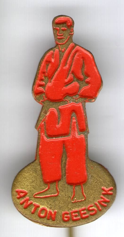 Anton Geesink rood op koper judoka speldjes ( R_016), Verzenden, Zo goed als nieuw, Figuurtje, Speldje of Pin