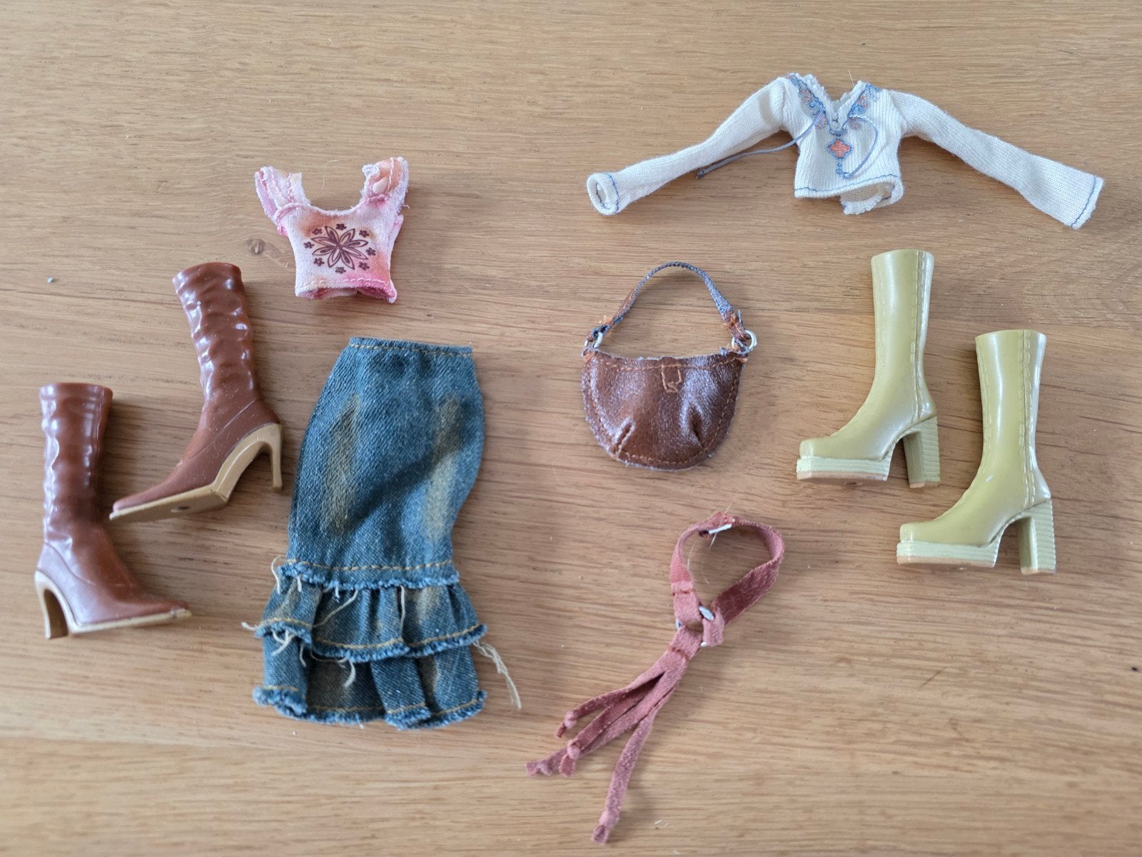 Bratz Dana Hippie Chic kledingset, Kinderen en Baby's, Speelgoed | Poppen, Gebruikt, Barbie, Ophalen of Verzenden
