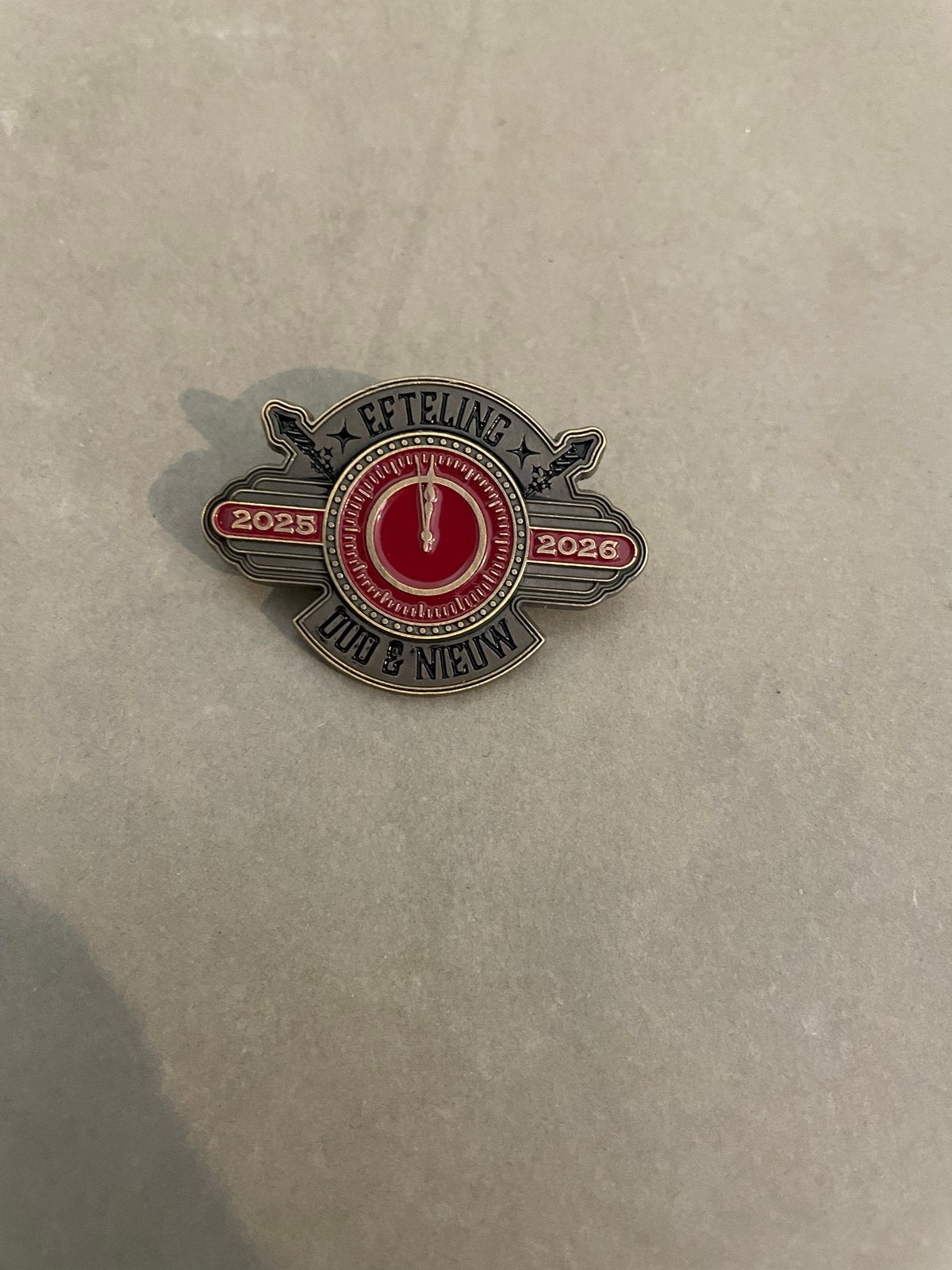 Efteling Pin Oud & Nieuw 2025-2026, Verzamelen, Efteling, Nieuw, Button of Speldje, Ophalen of Verzenden