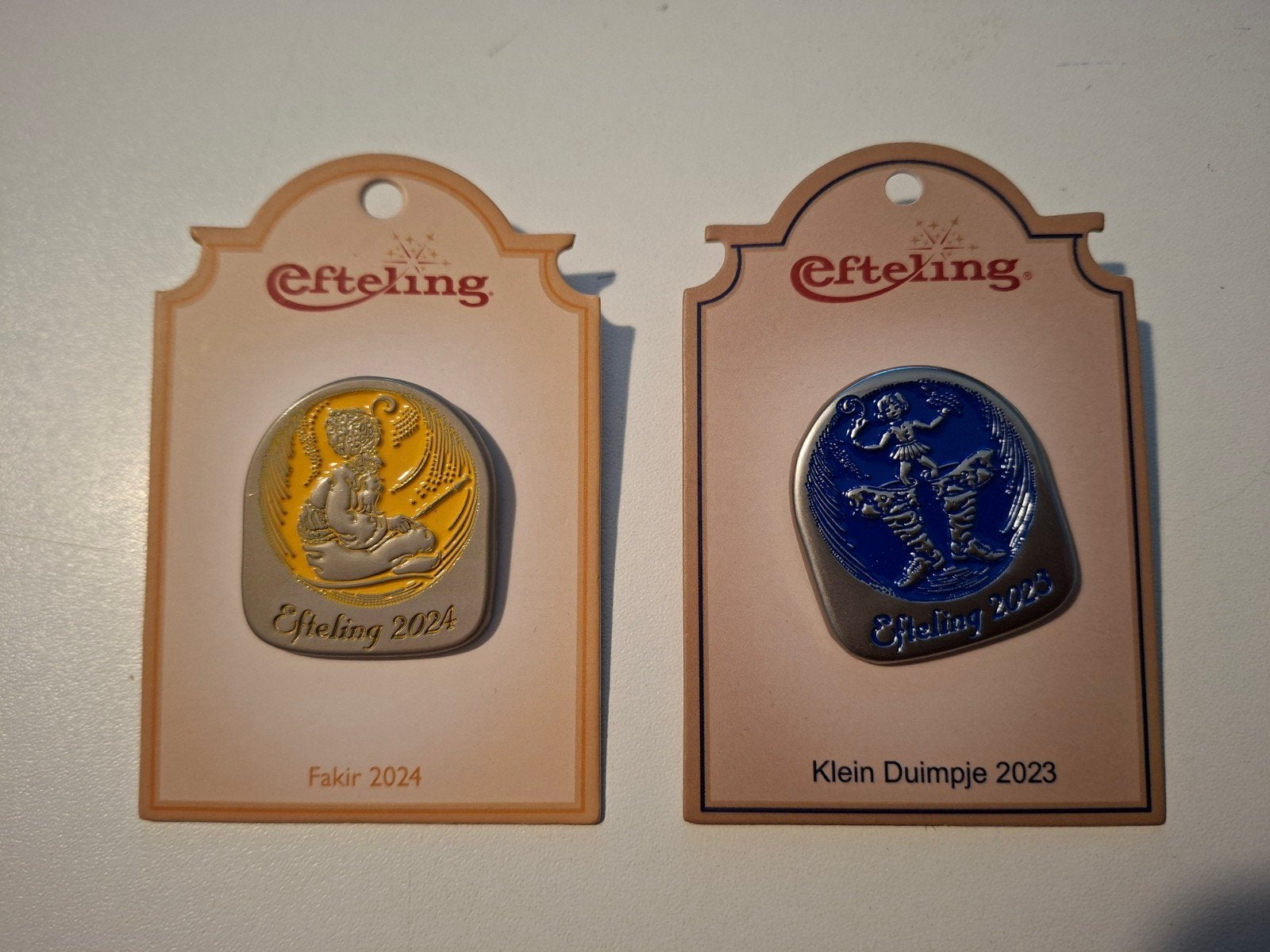 Efteling jaarpin 2023 Klein Duimpje en 2024 Fakir, Ophalen of Verzenden, Nieuw, Button of Speldje