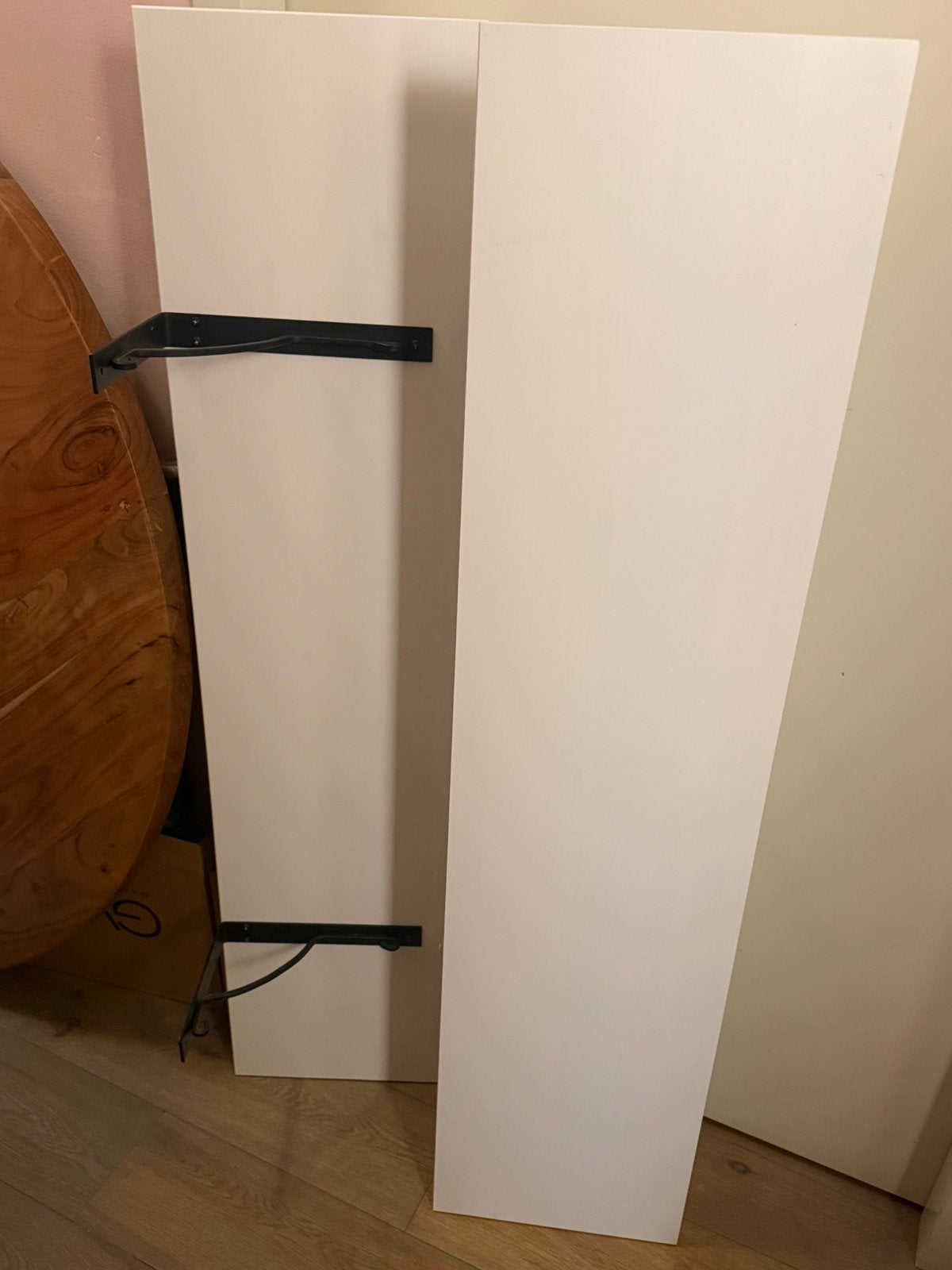 2x Witte wandplank (119x28cm) met stevige metalen beugels, Ophalen, Zo goed als nieuw
