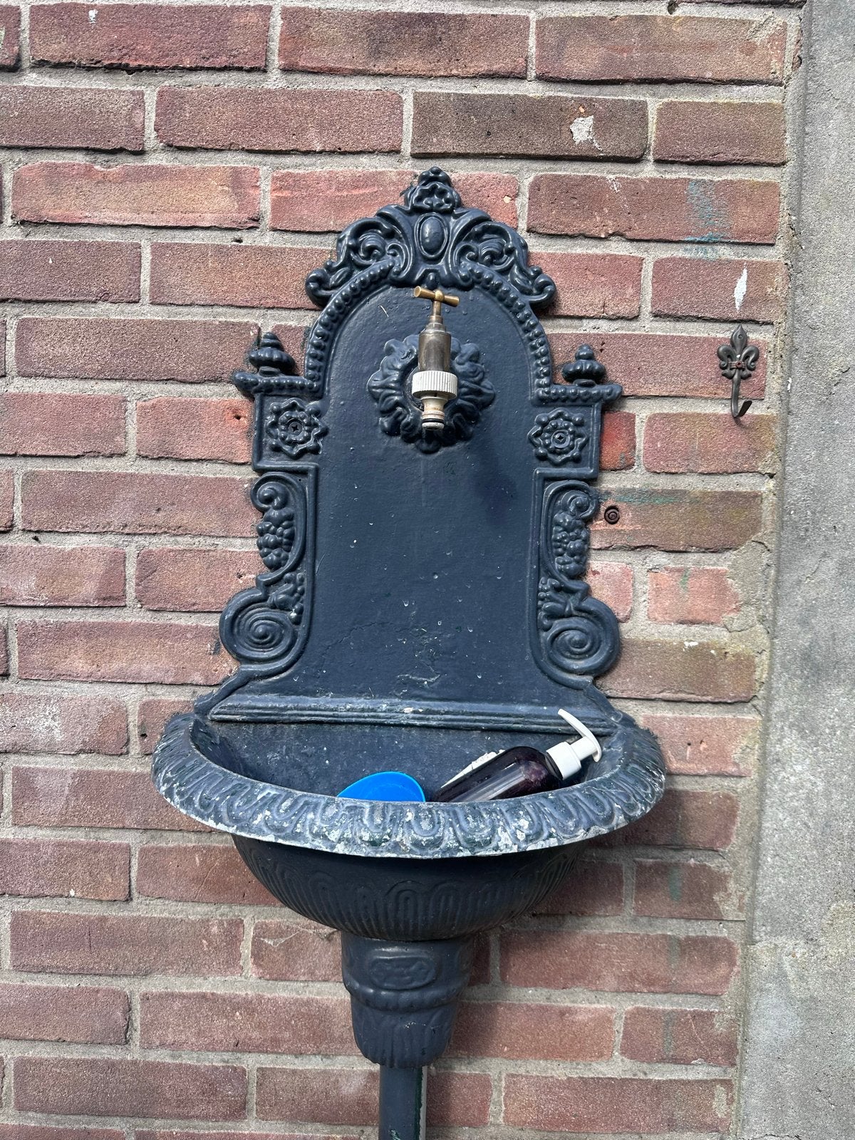Antieke Gietijzeren Wasbak / Muurfontein met Kraan, Ophalen