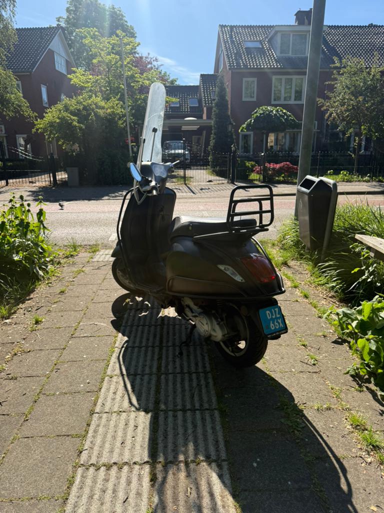 Vespa primavera 2017 16.000 km - Mat Zwart, Fietsen en Brommers, Scooters | Vespa, Ophalen of Verzenden, Gebruikt, Benzine, Vespa LX