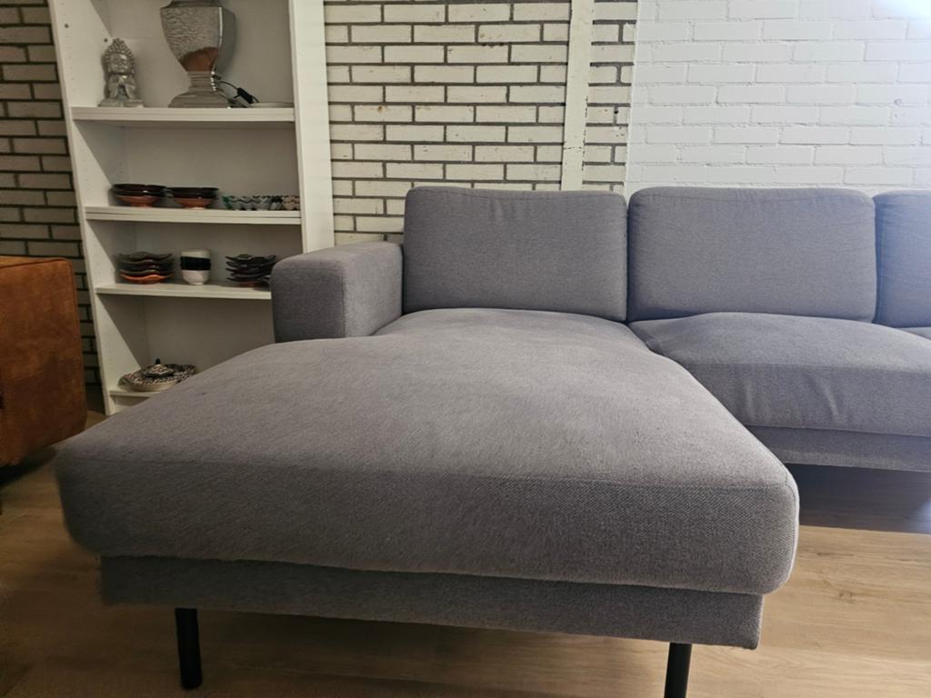 Grijze hoekbank met ruime zitting, 125 cm of meer, 125 cm of meer, Zo goed als nieuw, Info@homefriesland.nl