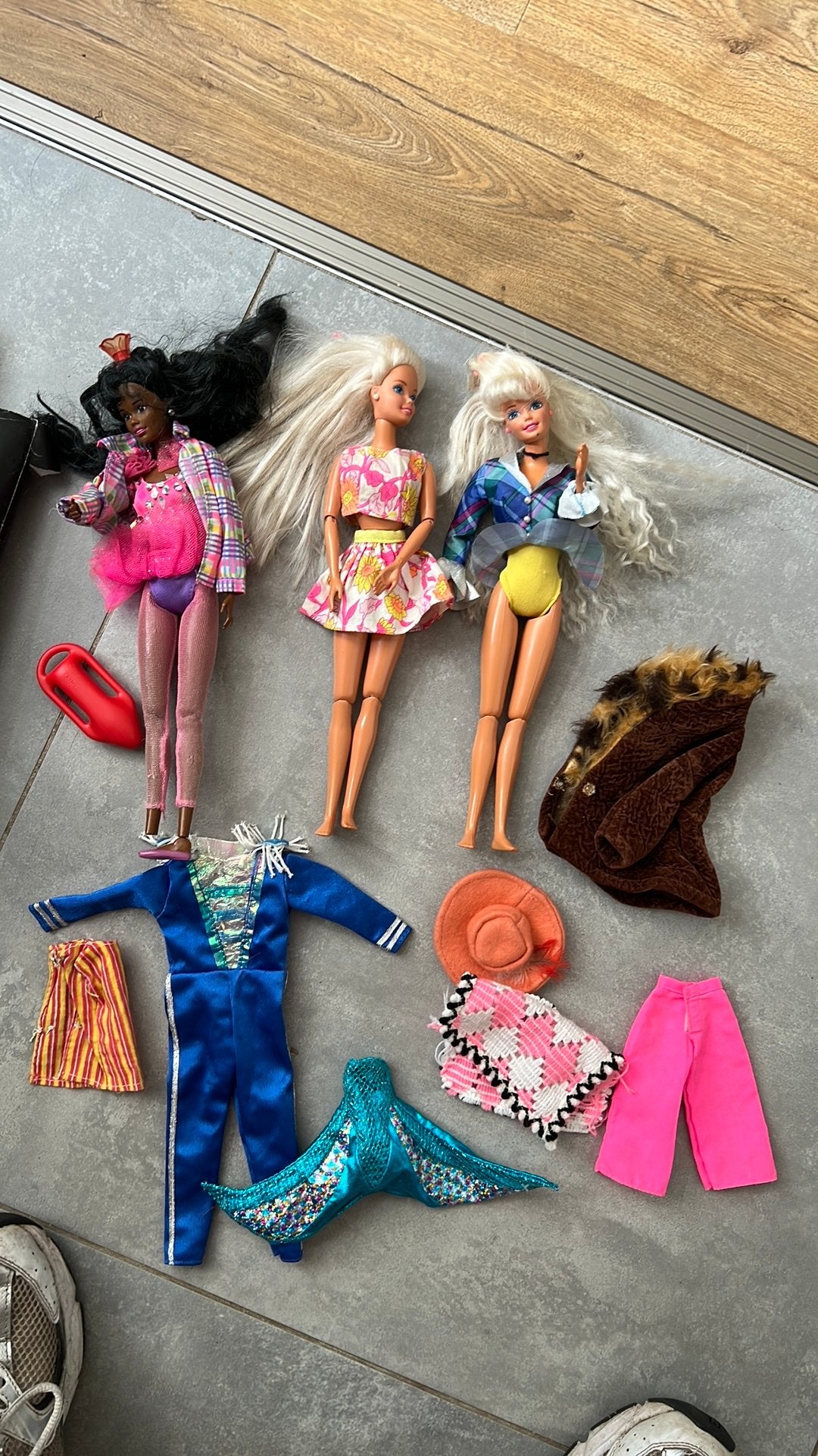3x vintage barbie (1993) + kleding, Ophalen of Verzenden