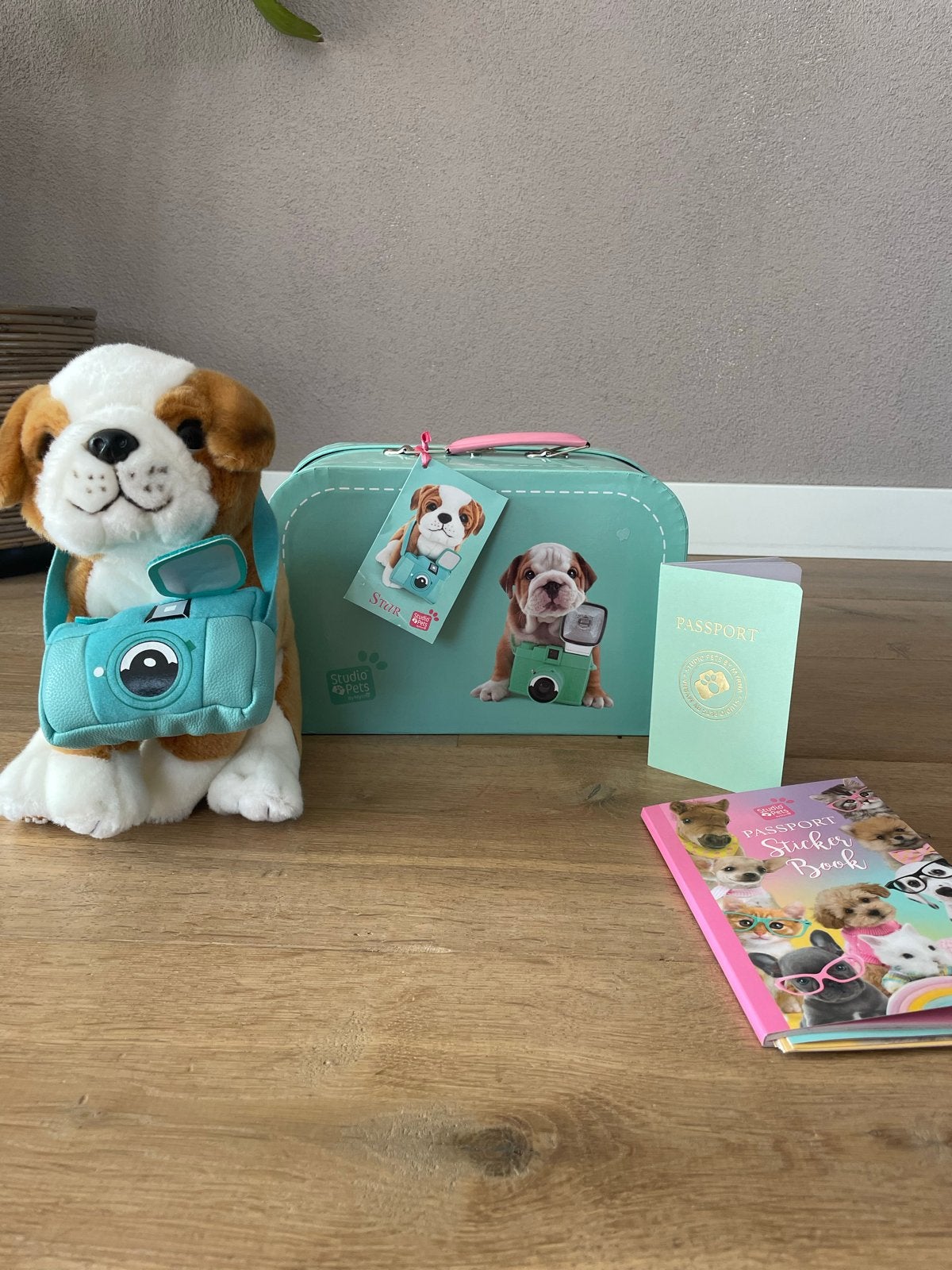 Studio Pets Bulldog Knuffel in Koffer met Paspoort, Ophalen, Overige merken, Overige karakters, Nieuw