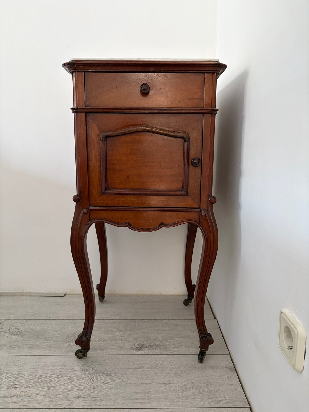 Vintage nachtkastje met marmeren blad en sierlijke pootjes, Ophalen