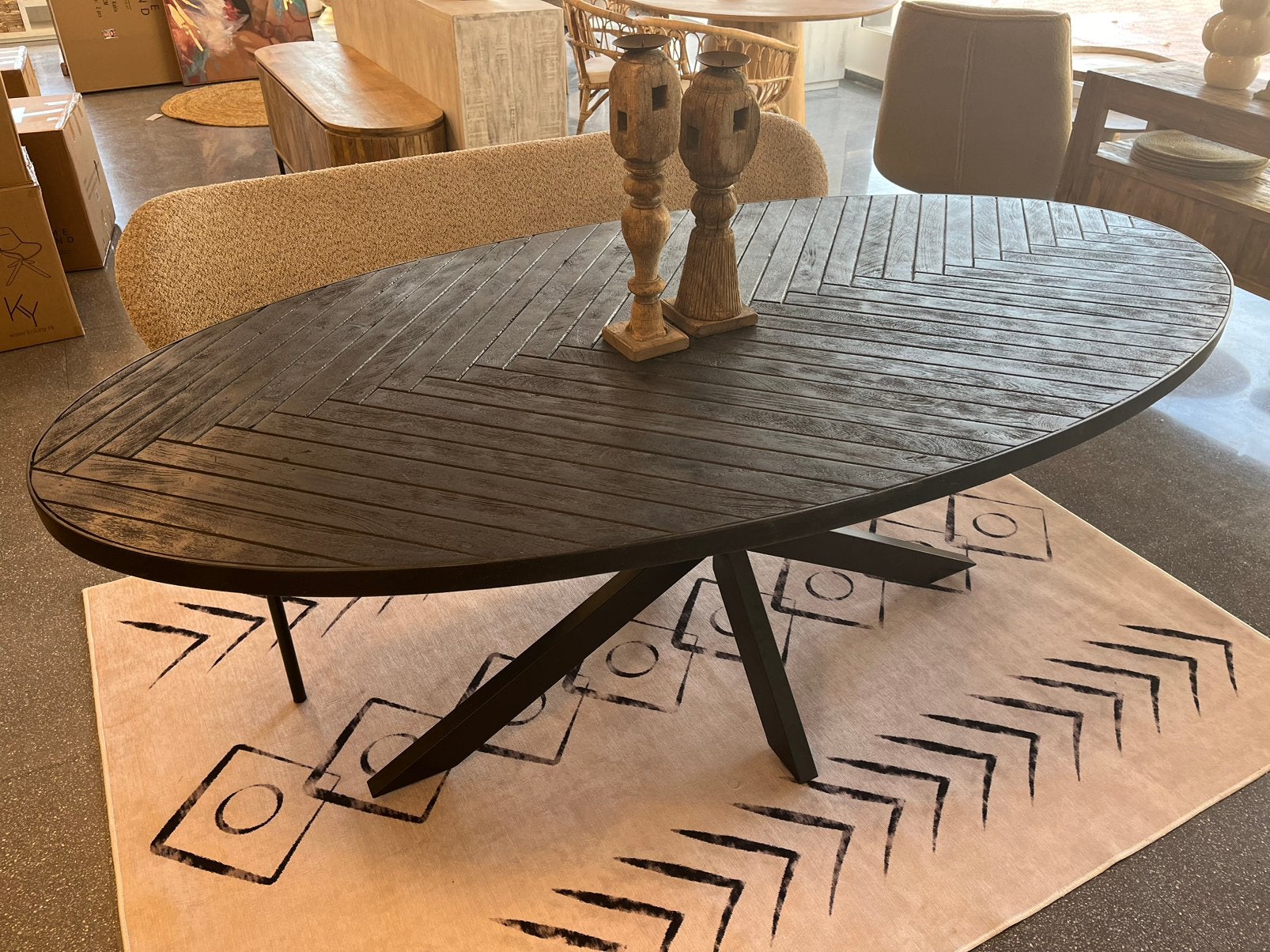 Magazijn leegverkoop eettafel ovaal zwart mangohout visgraat, Hout, Zwart, Nieuw, Ophalen of Verzenden