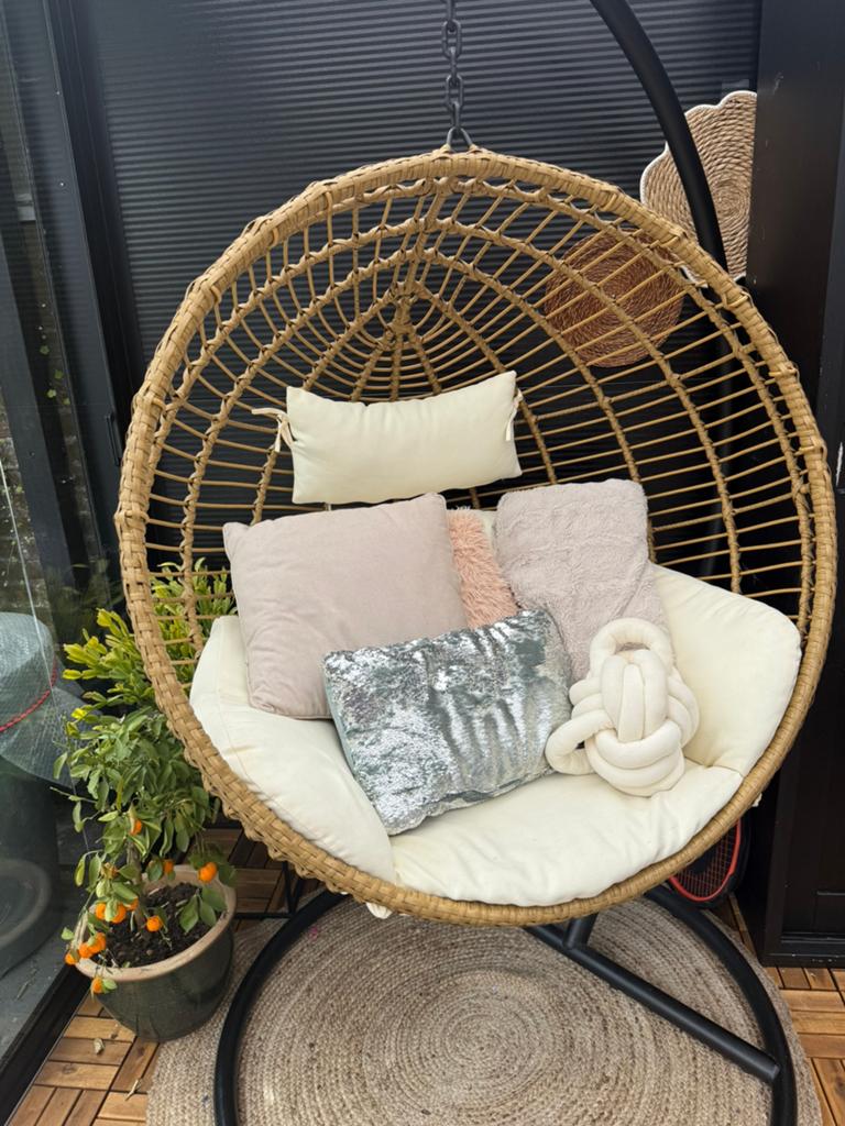 Hangstoel Cocoon XL met standaard en crèmekleurige kussens, Ophalen, Kunststof, Bruin, Zo goed als nieuw