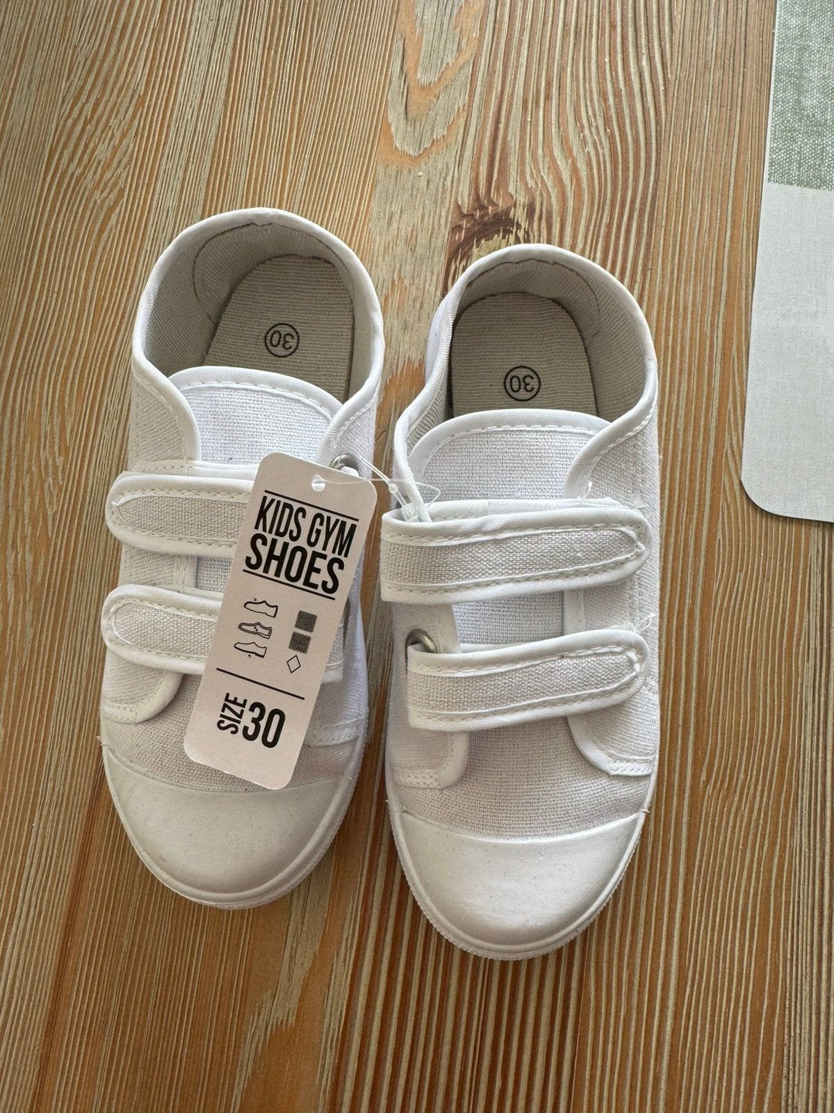 Nieuwe gymschoenen maat 30 wit, Schoentjes, Jongetje of Meisje, Nieuw, Ophalen of Verzenden