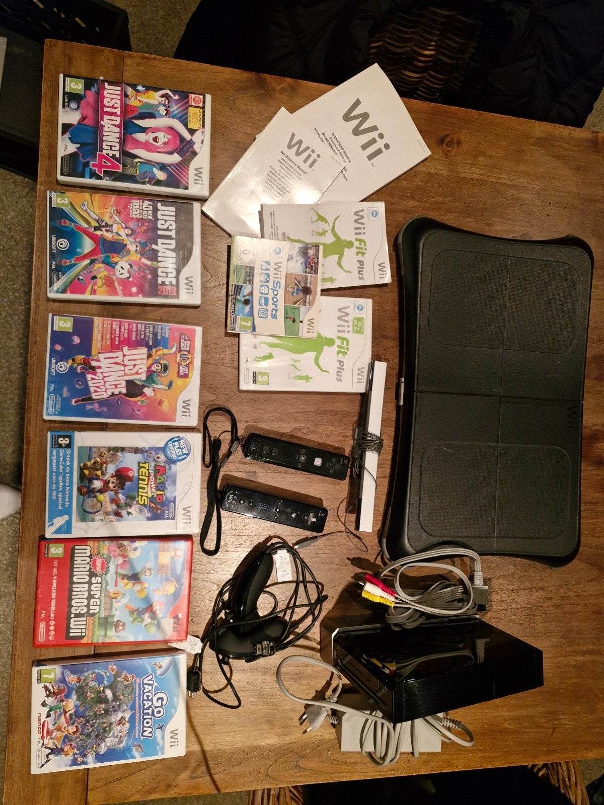 Wii Console met 6 spellen, 2 controllers en Balance Board, Spelcomputers en Games, Ophalen, Gebruikt, Overige genres, Eén computer