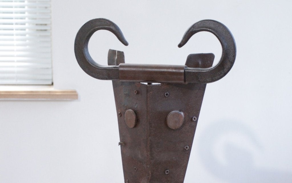 Brutalistisch stierenmasker van smeedijzer op houten voet, Ophalen, Brutalistisch, Zoogdier, Bruin