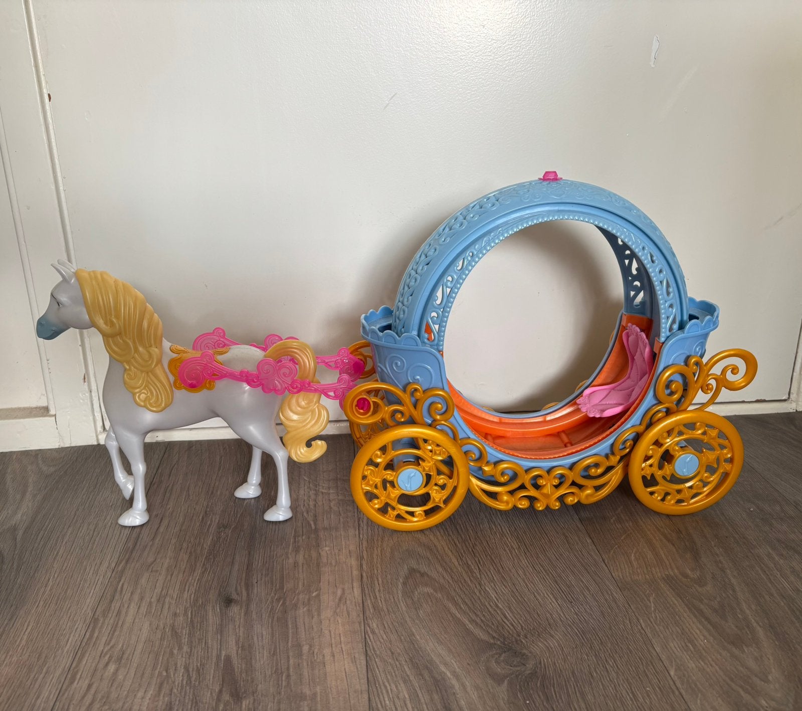 Z.g.a.n. Barbie Assepoester paard + koets, Ophalen of Verzenden, Zo goed als nieuw, Barbie