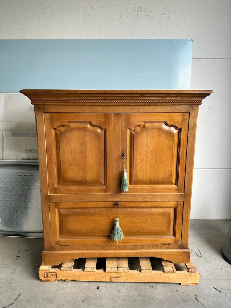 Massieve houten kast met sierlijke details, Ophalen
