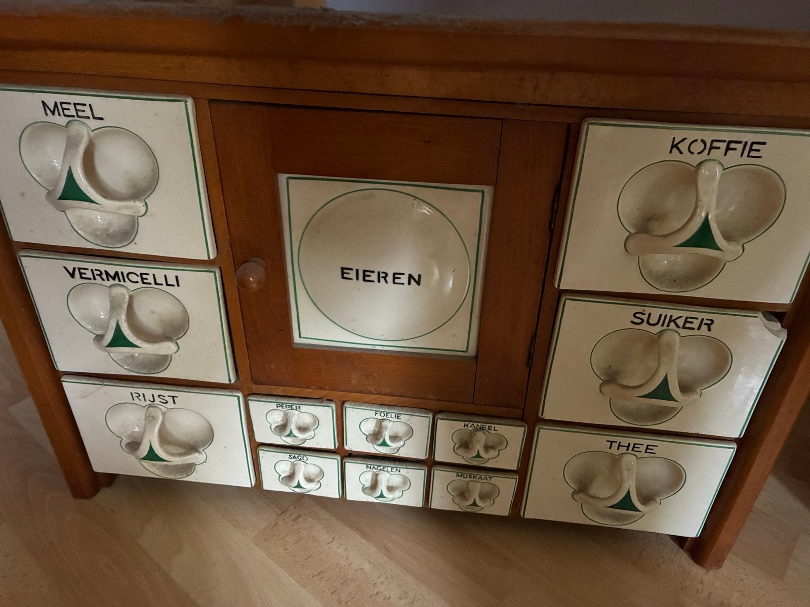 Antieke kruidenkast met porseleinen lades, Ophalen