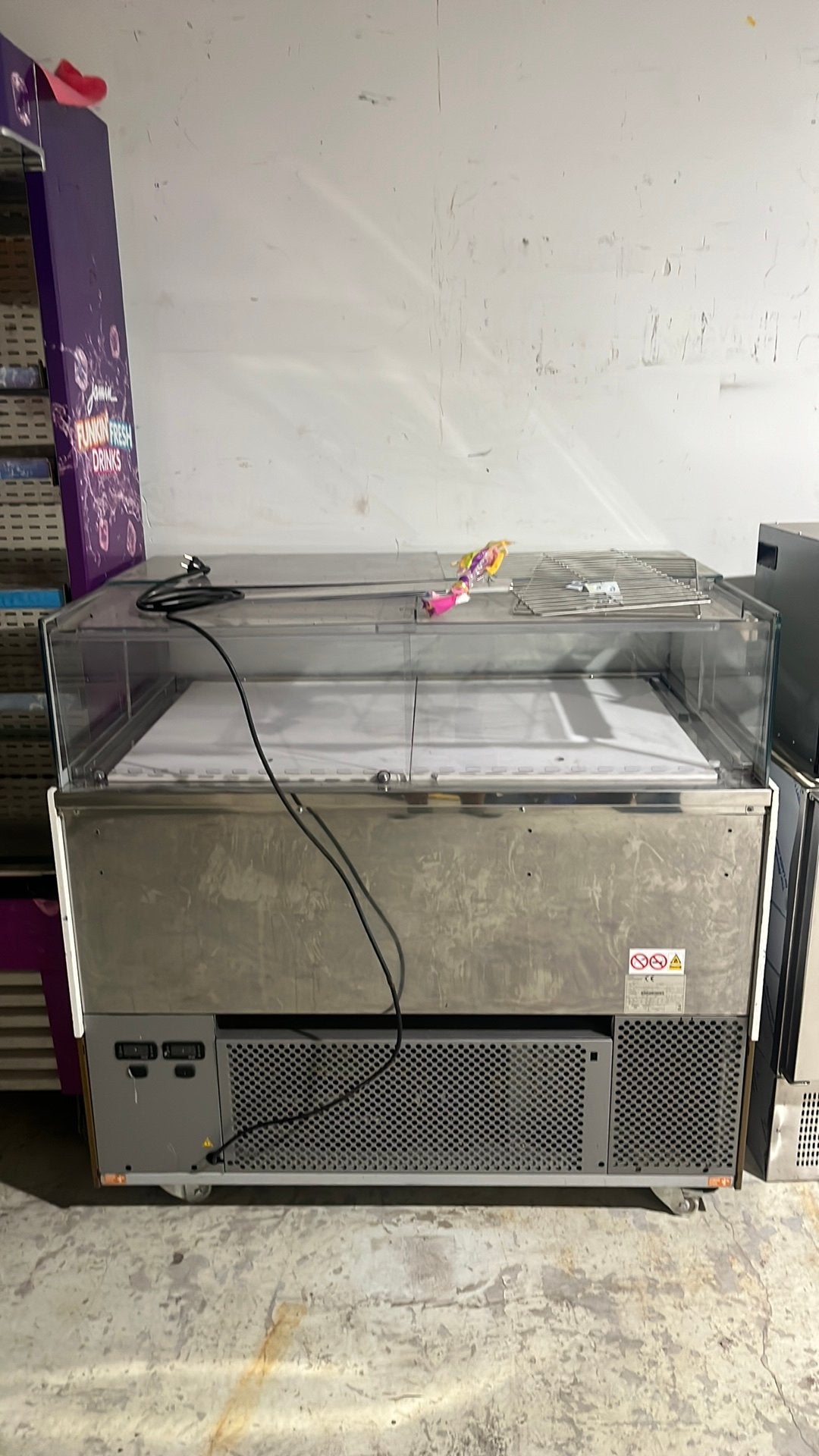 Professionele IJsvitrine - 128x83,5x123 cm (met wielen), Ophalen, Gebruikt, Koelen en Vriezen