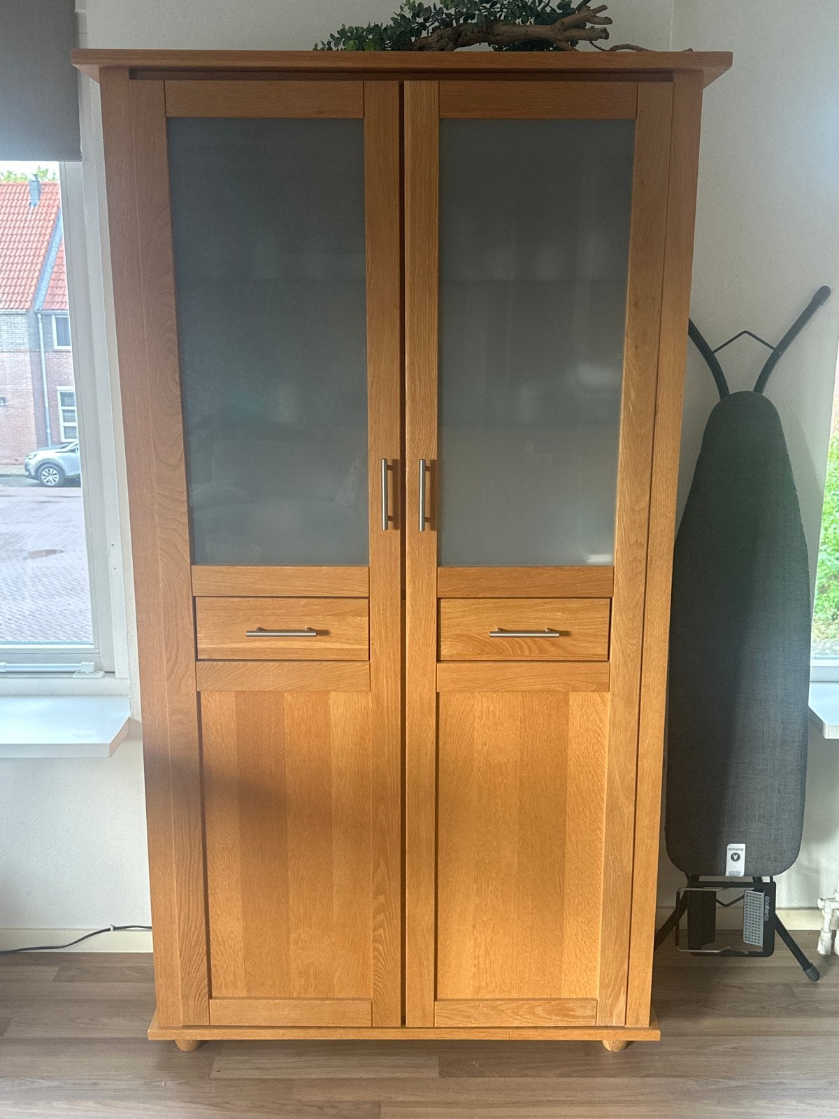 Mooie houten kast met glazen deuren en lades, Ophalen, Zo goed als nieuw