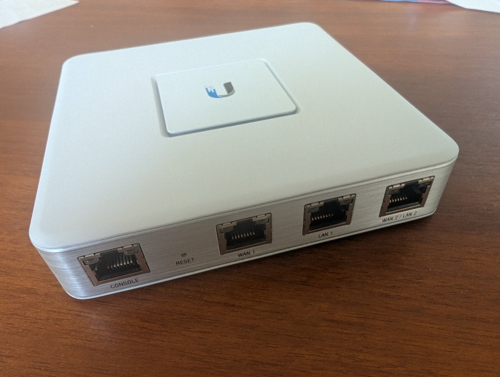 Ubiquiti USG UniFi Firewall - Compleet in originele doos, Ophalen of Verzenden, Zo goed als nieuw, Router, Ubiquiti
